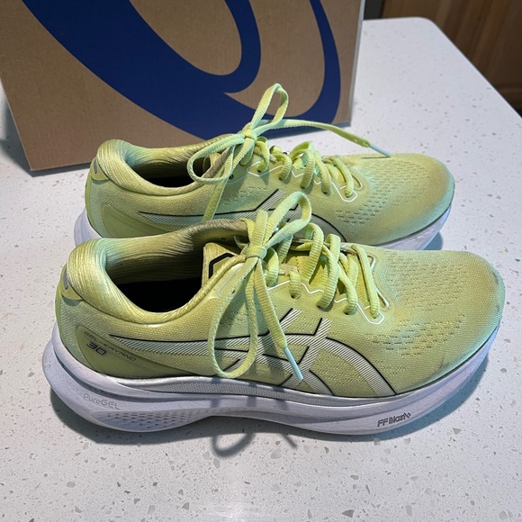 ASICS GEL-KAYANO 30 in Glow Yellow/White - Picture 2 of 7